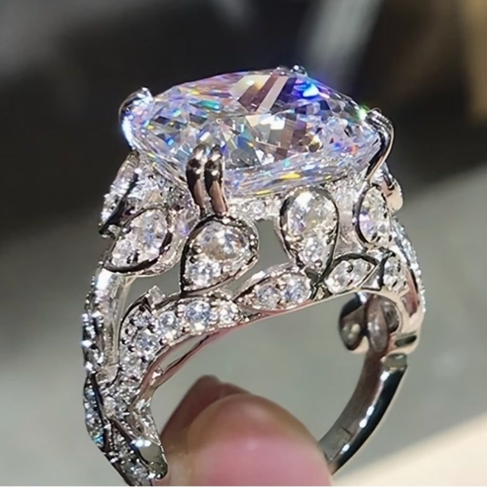 Silver and Crystal Statement Ring. - Picture 3 of 4